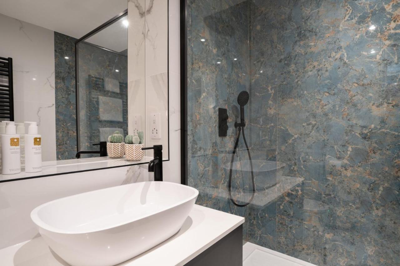 Brand New - Contemporary - 2 Bedroom - 2 Bathroom - Spacious Apartment - Lake Views Ambleside Eksteriør bilde
